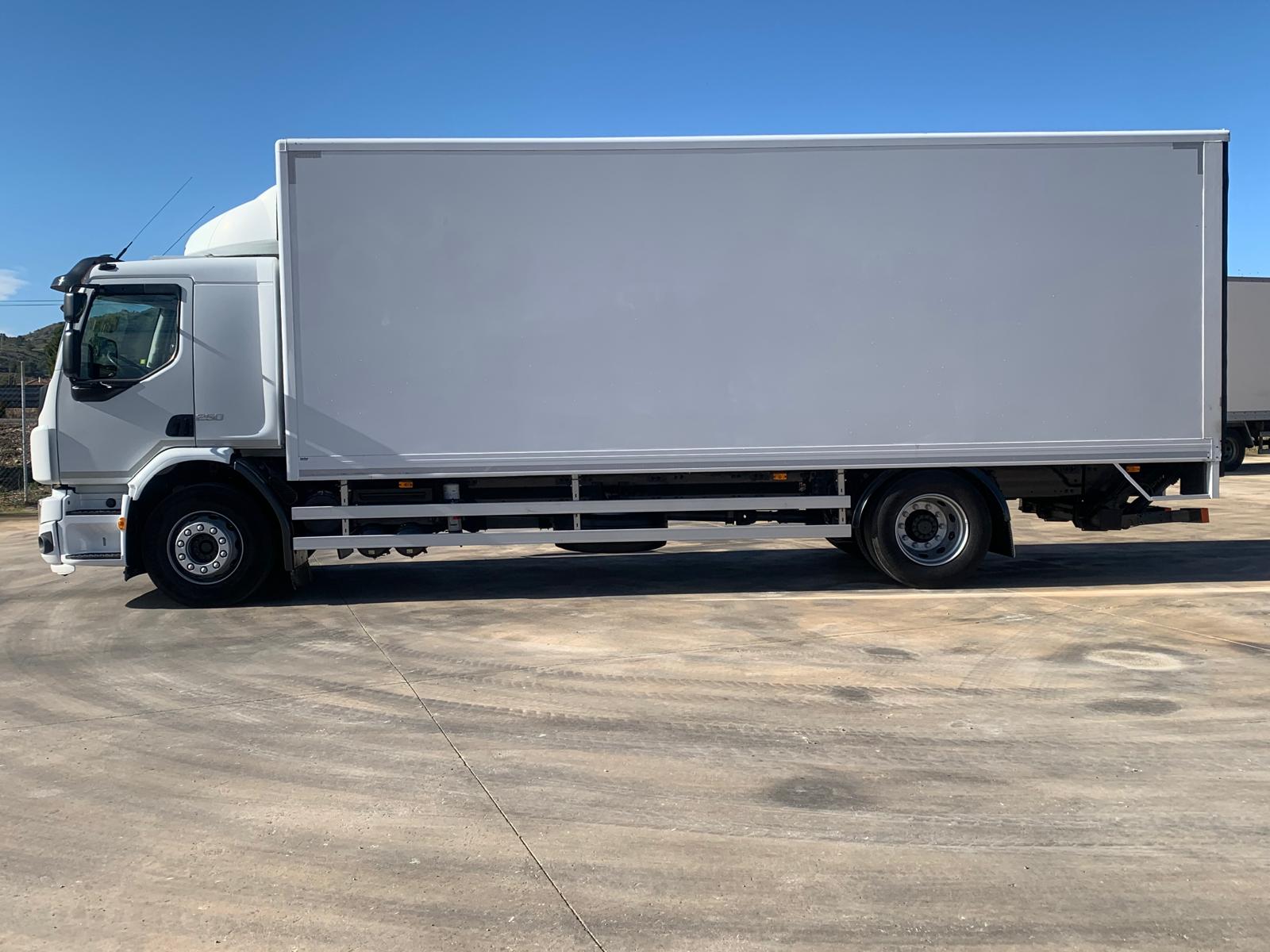 CAJA CERRADA DE 7.50 M Y PUERTA ELEVADORA