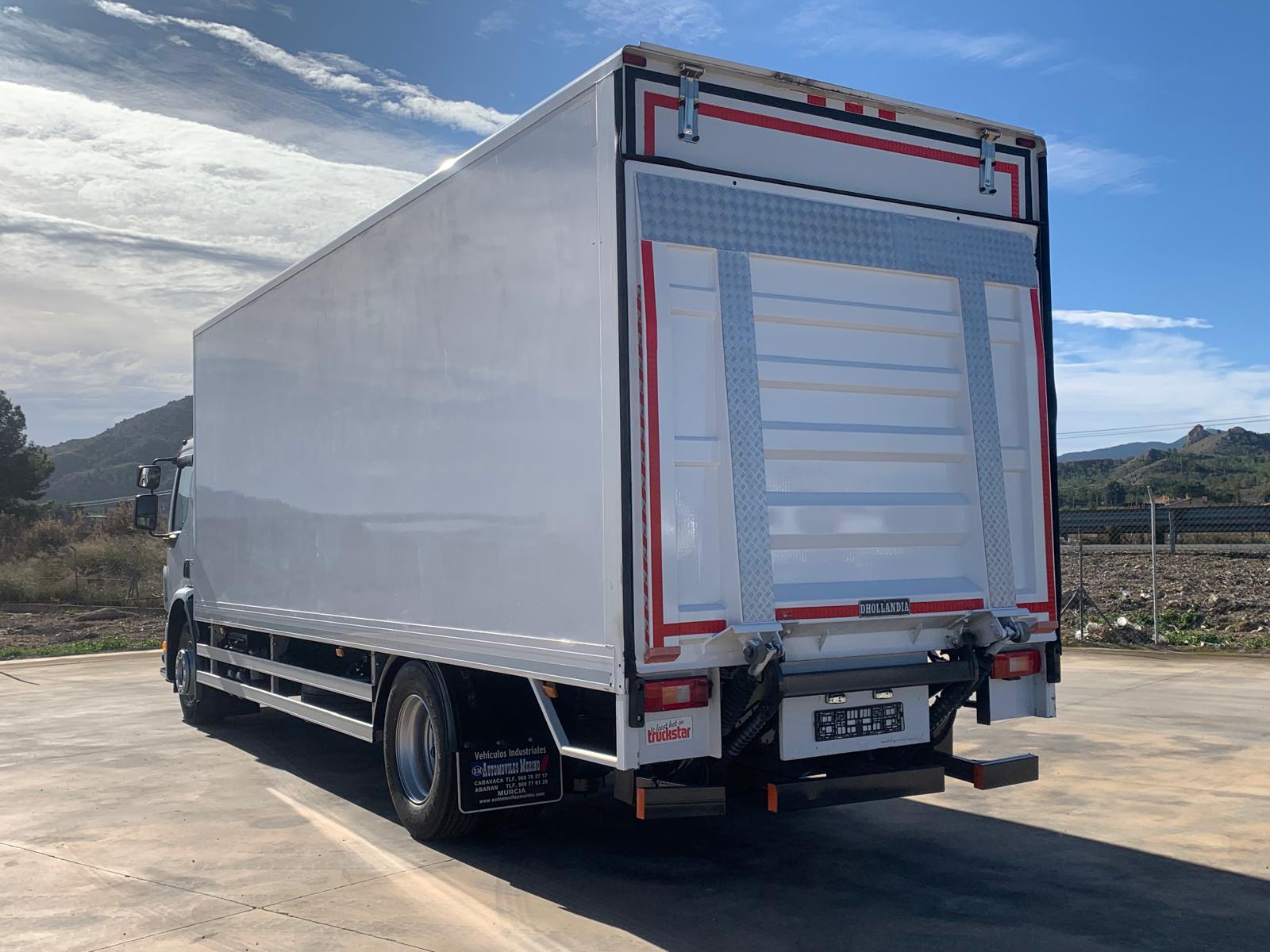 CAJA CERRADA DE 7.50 M Y PUERTA ELEVADORA