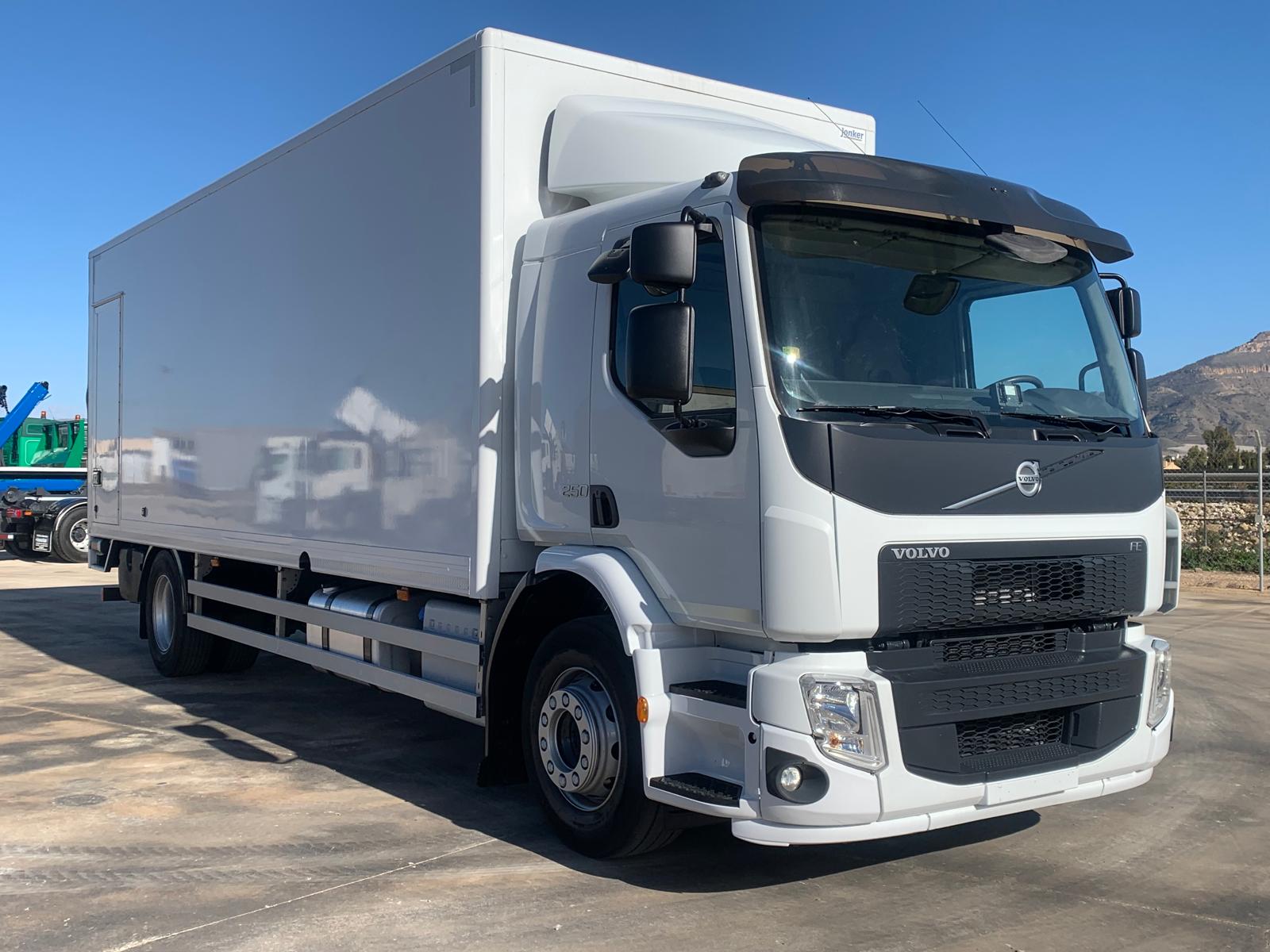 CAJA CERRADA DE 7.50 M Y PUERTA ELEVADORA