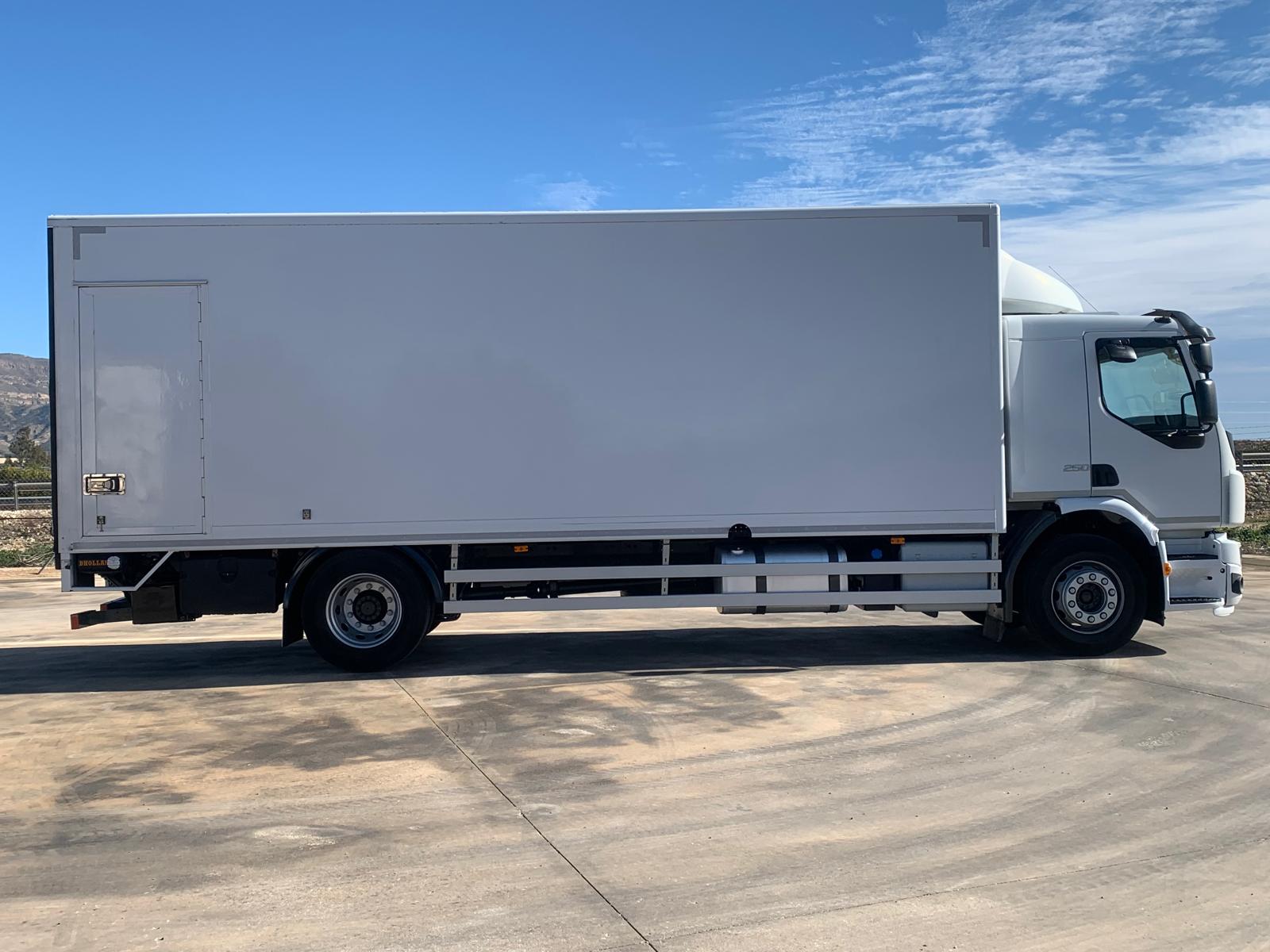 CAJA CERRADA DE 7.50 M Y PUERTA ELEVADORA