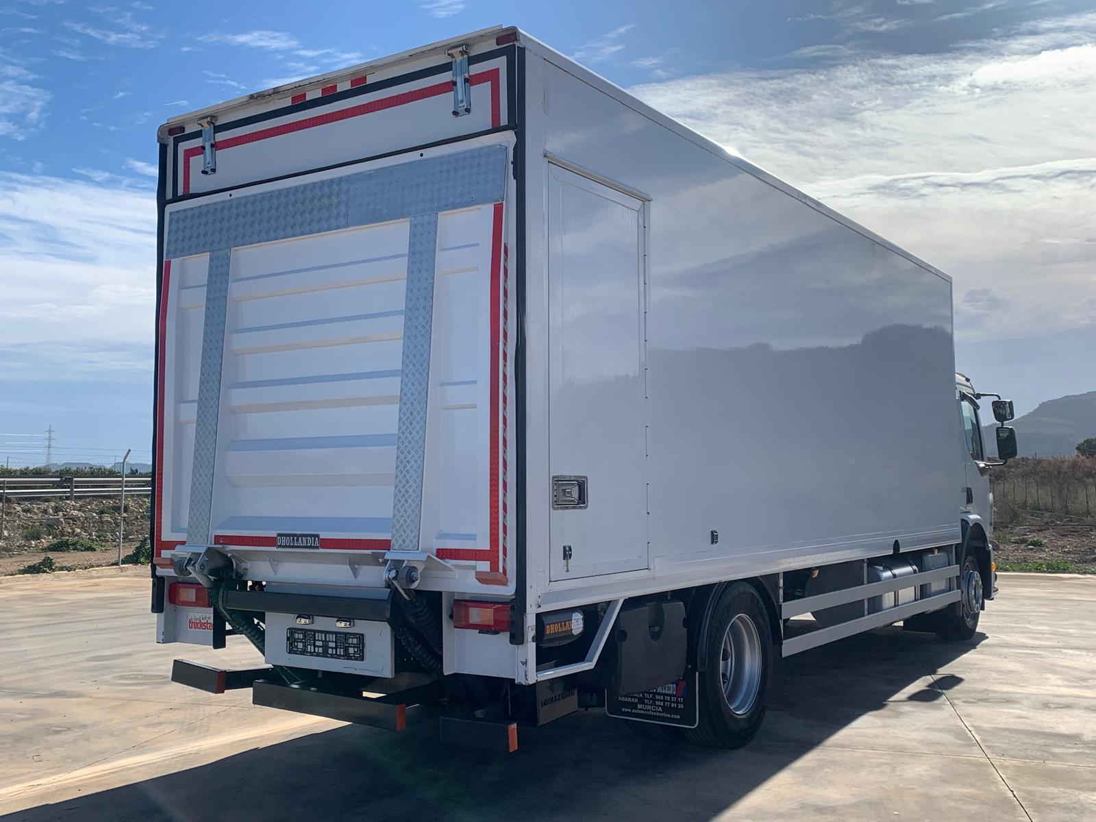 CAJA CERRADA DE 7.50 M Y PUERTA ELEVADORA