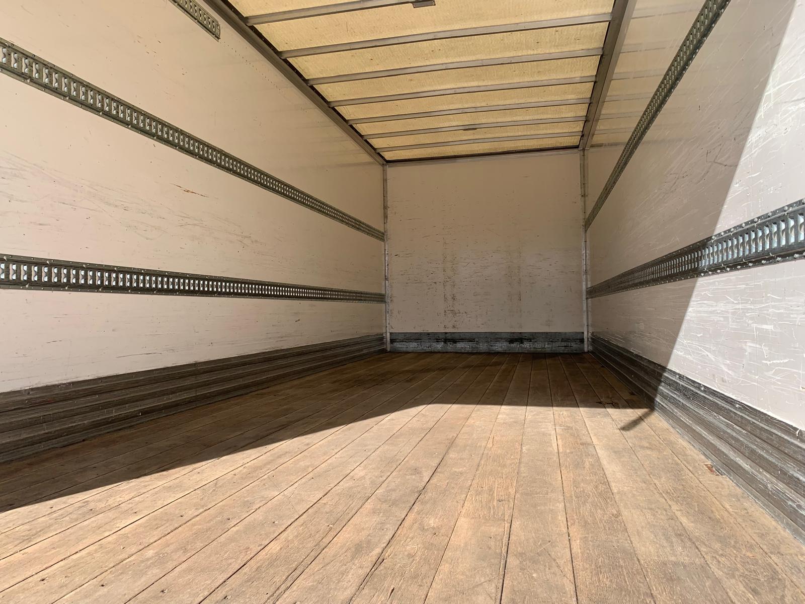 CAJA CERRADA DE 7.50 M Y PUERTA ELEVADORA