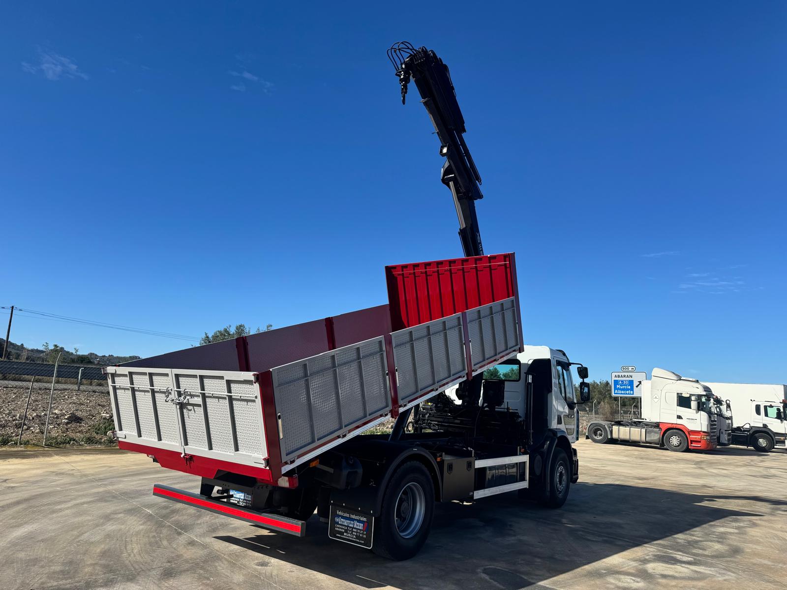 GRUA HIAB 144 BS-3HIDUO Y CAJA BASCULANTE