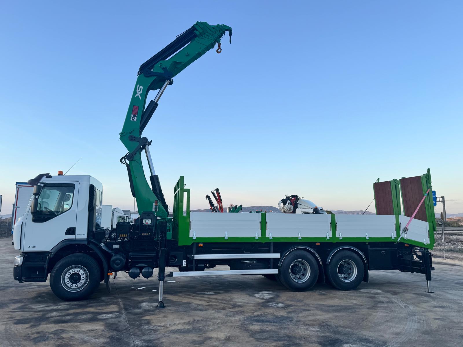 GRUA HIAB 422-7XS Y CARROCERIA PORTAMAQUINARIA