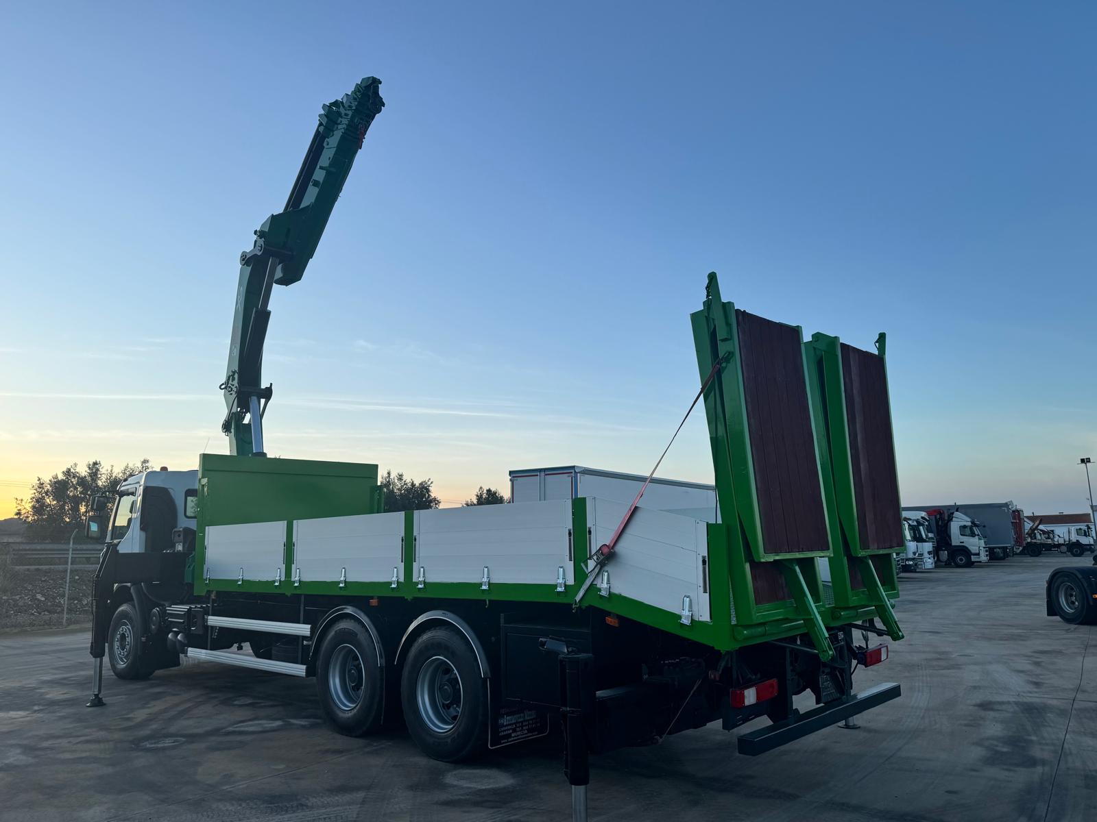 GRUA HIAB 422-7XS Y CARROCERIA PORTAMAQUINARIA