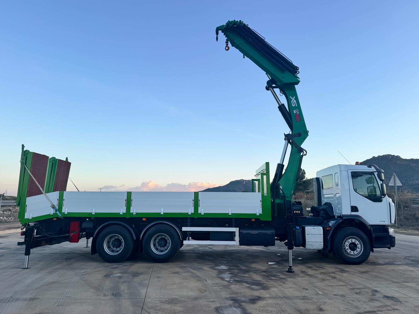 GRUA HIAB 422-7XS Y CARROCERIA PORTAMAQUINARIA