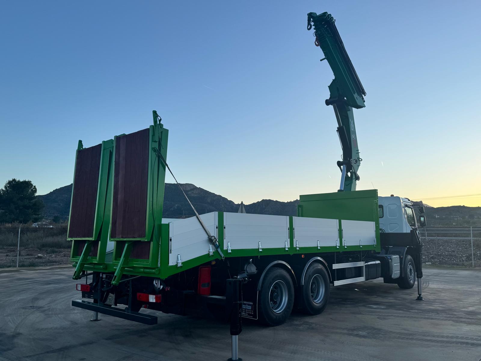 GRUA HIAB 422-7XS Y CARROCERIA PORTAMAQUINARIA