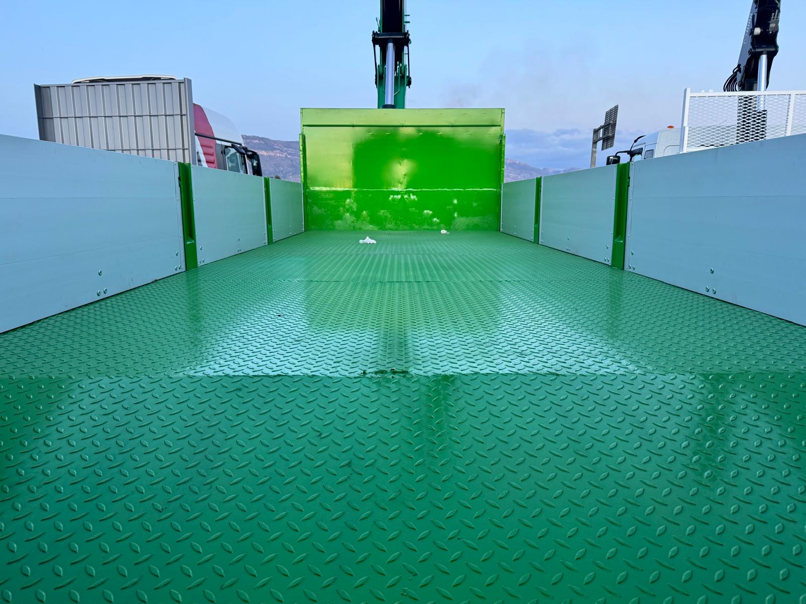 GRUA HIAB 422-7XS Y CARROCERIA PORTAMAQUINARIA