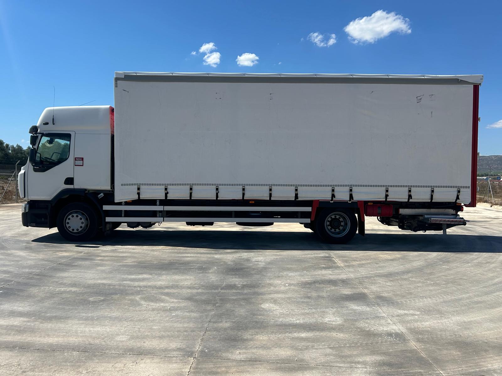 TAUTLINER DE 8.30 M Y PUERTA ELEVADORA