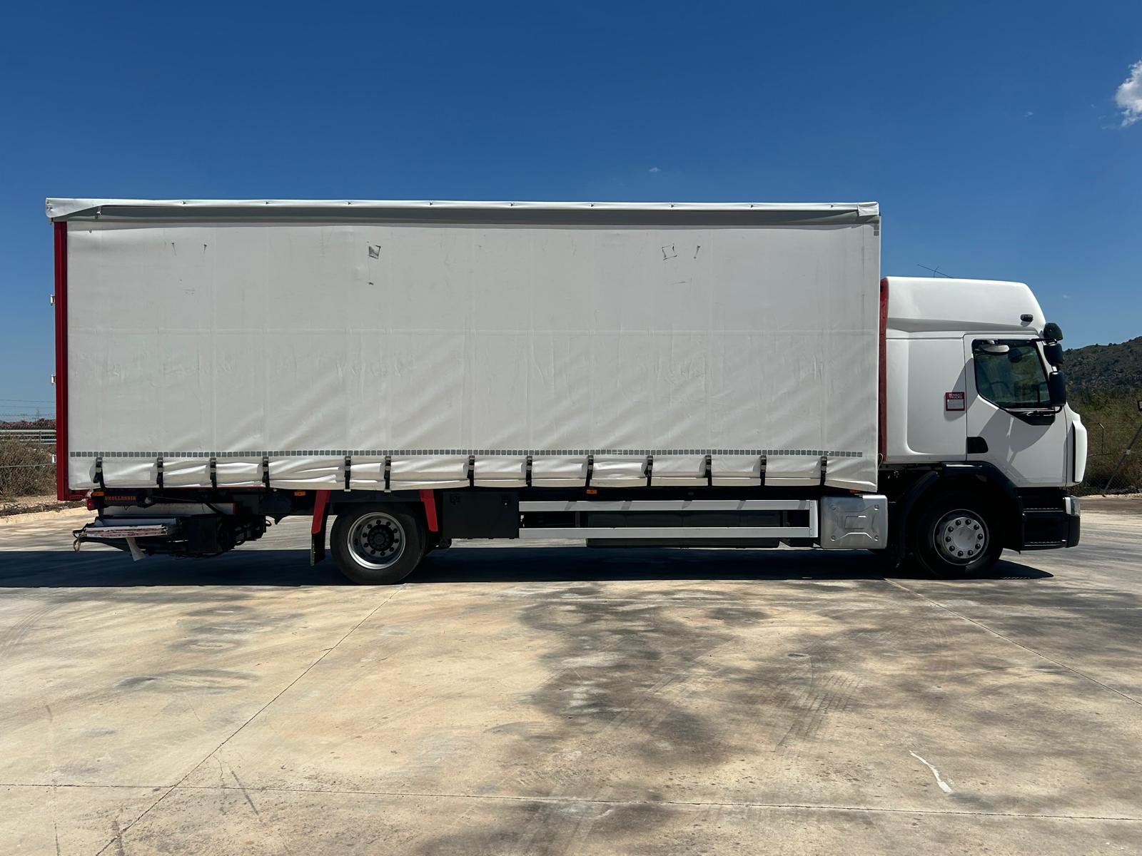 TAUTLINER DE 8.30 M Y PUERTA ELEVADORA