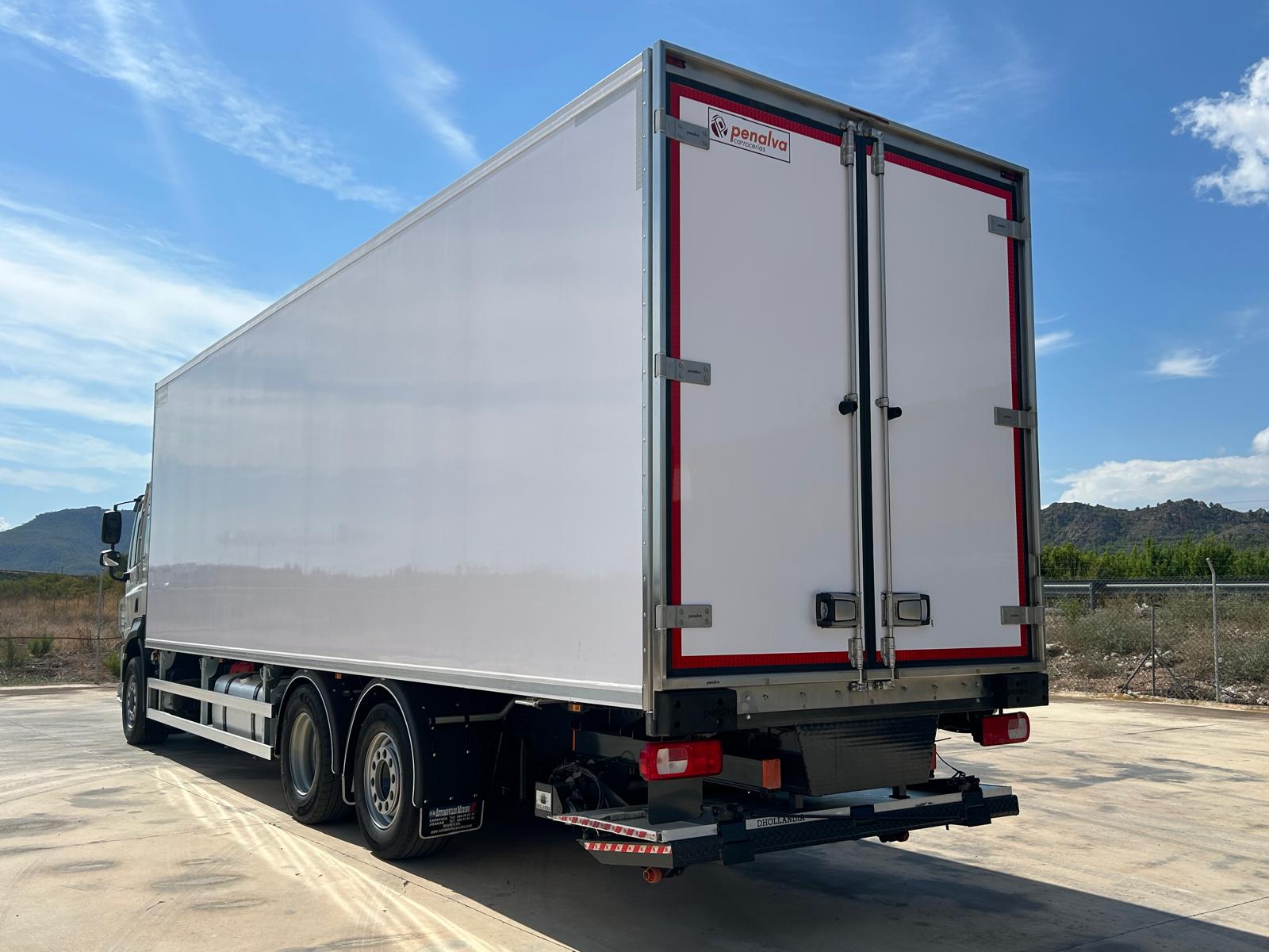 CAJA FRIGORIFICA NUEVA DE 9.30 Y PUERTA ELEVADORA